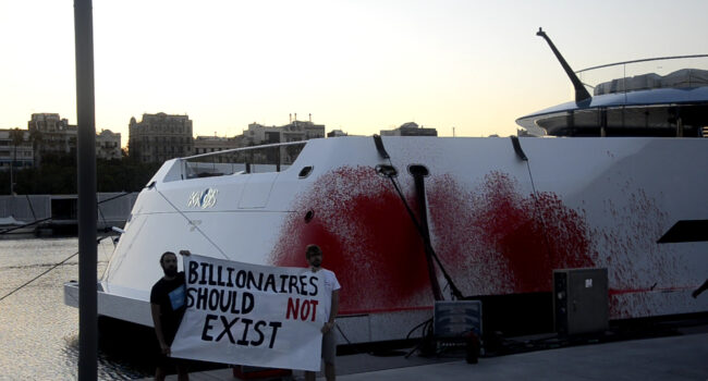 Dos activistas de Rebelión Científica y Rebelión o Extinción son absueltos tras ser juzgados por pintar el megayate «Kaos»