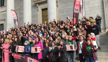 PACMA apoya con su presencia la entrega de firmas de la ILP «No es mi cultura» en el Congreso