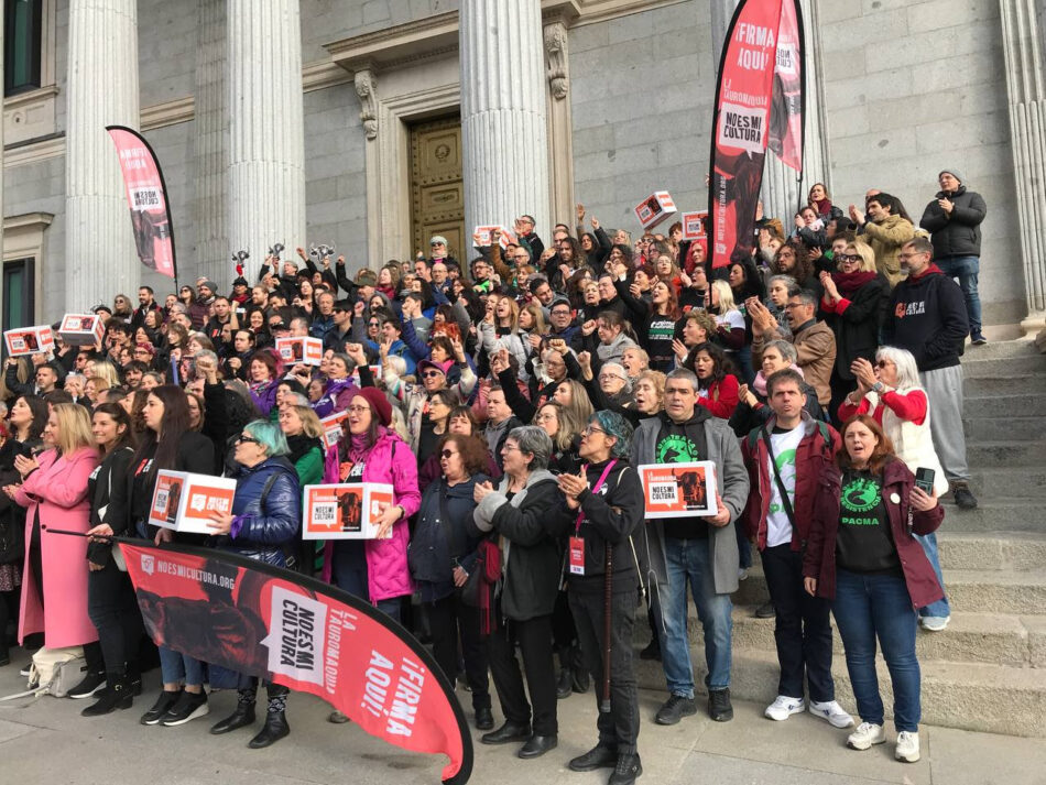 PACMA apoya la entrega de firmas de la ILP «No es mi cultura» en el Congreso, para retirar la tauromaquia de la Ley de Patrimonio Cultural