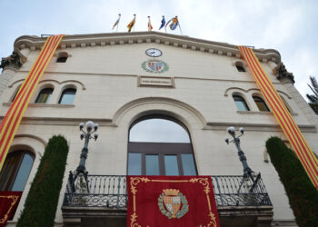 L’oposició a Badalona rebutja el manifest a l’acte institucional del govern del PP per denunciar l’abandonament dels serveis d’atenció a les dones