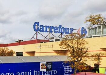 Carrefour Lugo xa ten máis persoal indefinido, agora en froitería e na liña de caixas