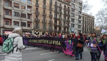 Multitudinària manifestació unitària; «Les feministes ens vam manifestar posant les cures i les persones que les sostenen al centre»