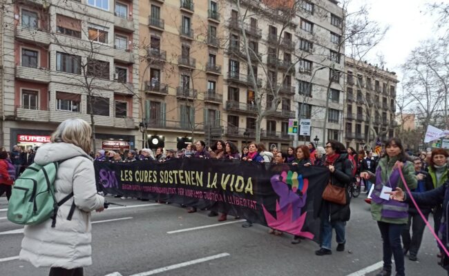 Multitudinària manifestació unitària; «Les feministes ens vam manifestar posant les cures i les persones que les sostenen al centre»