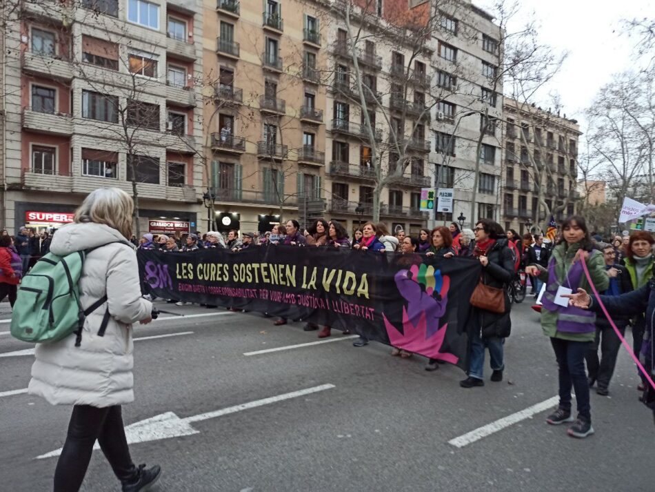 Multitudinària manifestació unitària; «Les feministes ens vam manifestar posant les cures i les persones que les sostenen al centre»