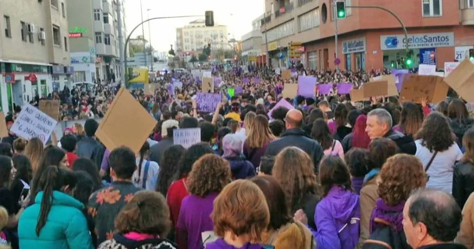 Marea Violeta Jerez pregunta al concejal de VOX Antonio Fernández por el número de mujeres que tienen que ser asesinadas para que se una al Pacto de Estado contra los asesinatos machistas