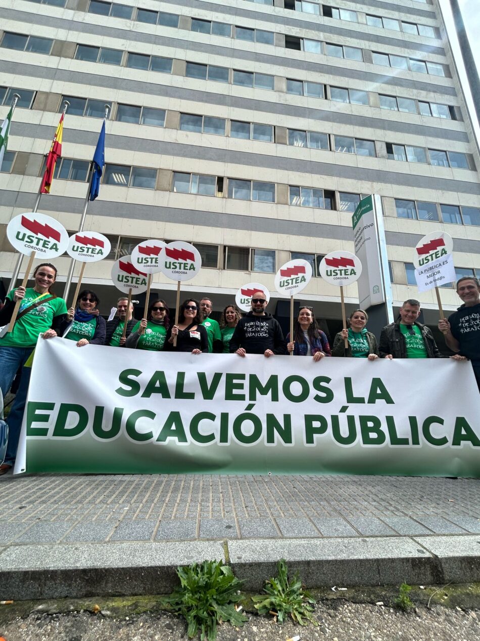 USTEA se manifiesta en la Delegaciones Provinciales de Andalucía bajo el lema “Salvemos la Pública”