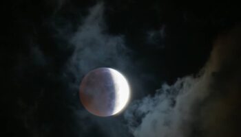 La Luna se tiñó de rojo en un eclipse total visible desde el oeste de España