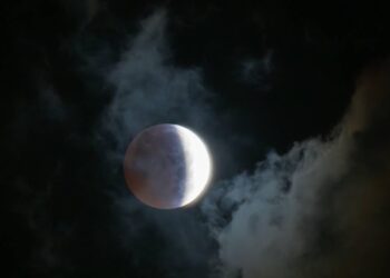 La Luna se tiñó de rojo en un eclipse total visible desde el oeste de España