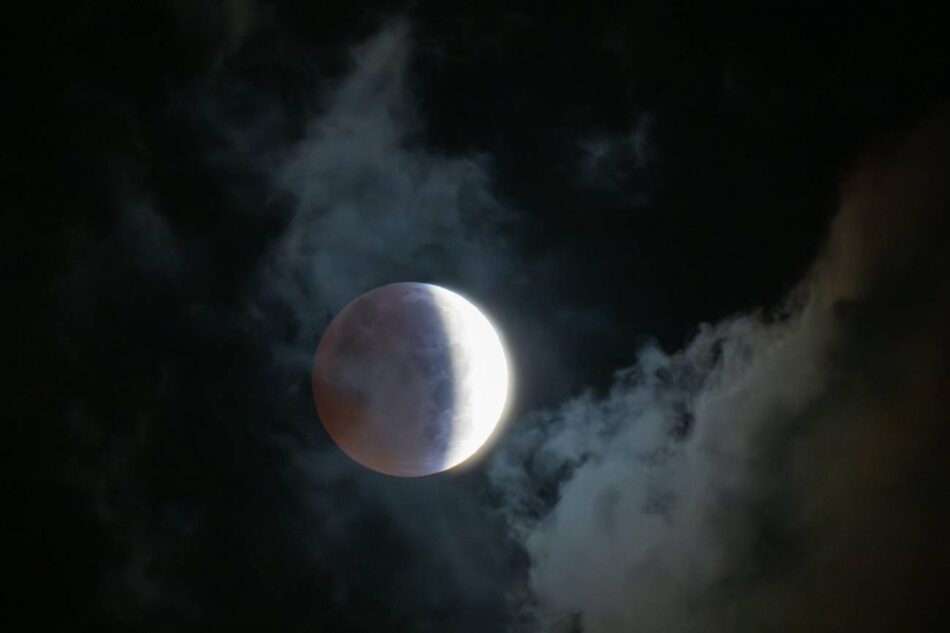 La Luna se tiñó de rojo en un eclipse total visible desde el oeste de España