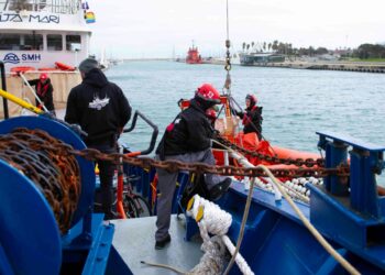 El barco de rescate Aita Mari en València, listo para zarpar rumbo al Mediterráneo central en la que será su misión número 15