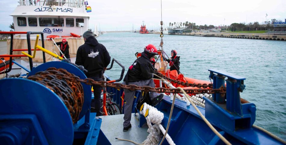 El barco de rescate Aita Mari en València, listo para zarpar rumbo al Mediterráneo central en la que será su misión número 15