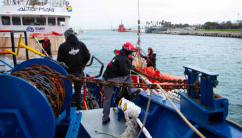 El barco de rescate Aita Mari en València, listo para zarpar rumbo al Mediterráneo central en la que será su misión número 15