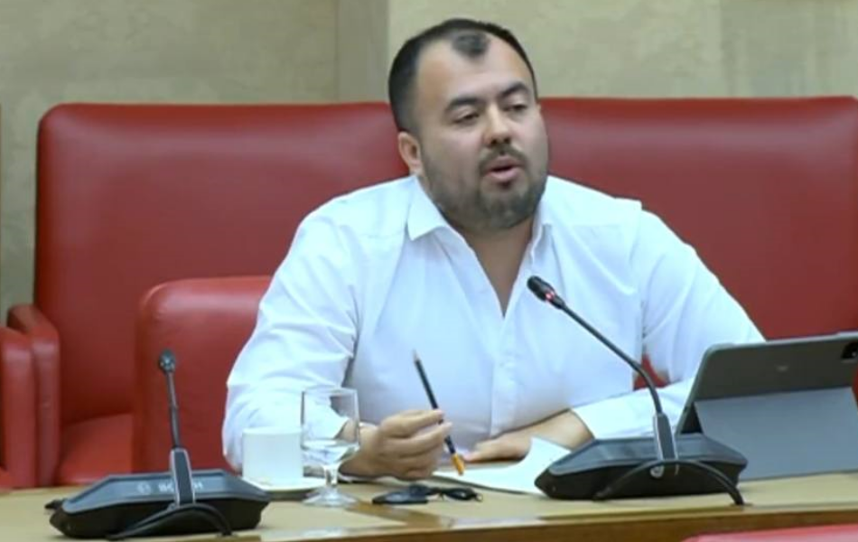 El diputado de IU Nahuel González señala al PP en la Comisión Constitucional que “cómo tiene la poca vergüenza de seguir encubriendo a Mazón”