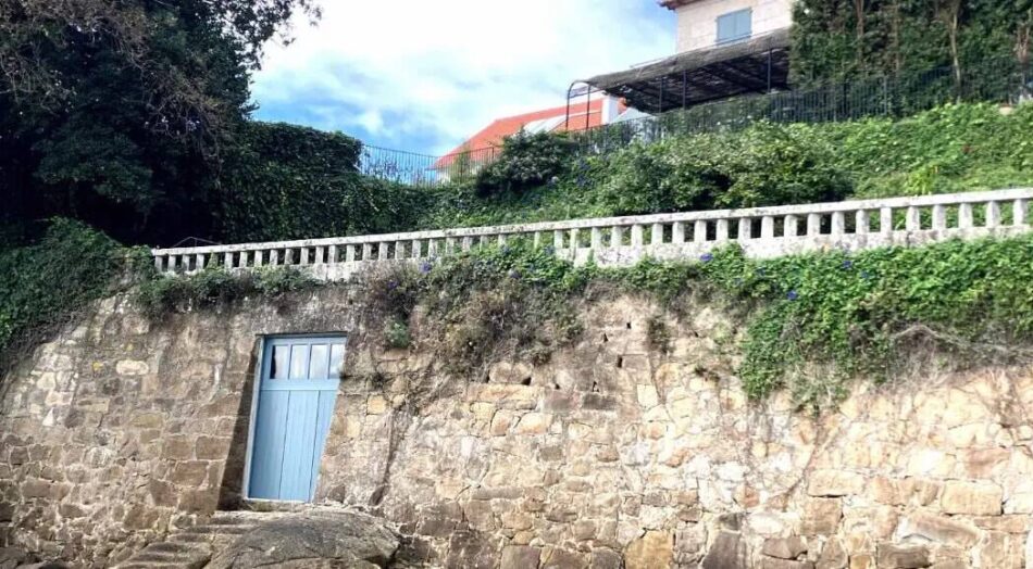 Ecologistas en Acción denuncian la ocupación de espacio público de un chalet de Feijoó y su mujer en la playa de O Con (Moaña)