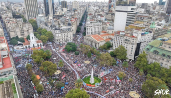 Cientos de miles de manifestantes argentinos desbordaron Plaza de Mayo reivindicando la memoria y repudiando a Milei y el fascismo que representa