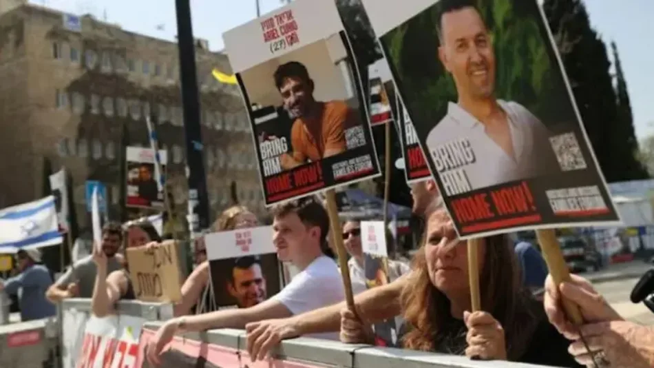 Familias de rehenes israelíes protestan contra agresión a Gaza