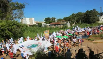 Realizan marcha en Brasil contra megaproyectos hidroeléctricos y crisis climática