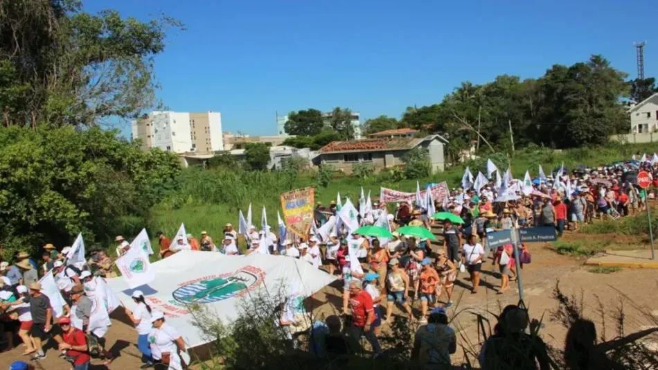 Realizan marcha en Brasil contra megaproyectos hidroeléctricos y crisis climática