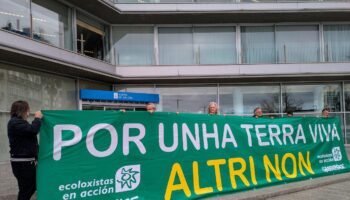 Ecologistas en Acción y Greenpeace entran en la sede de la Xunta de Galicia en Vigo para rechazar el atentado ambiental y social de Altri