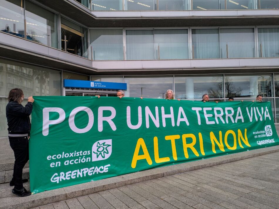 Ecologistas en Acción y Greenpeace entran en la sede de la Xunta de Galicia en Vigo para rechazar el atentado ambiental y social de Altri