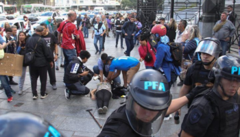 Brutal represión a Jubiladas/os y a los hinchas del fútbol: palos y gases en Argentina