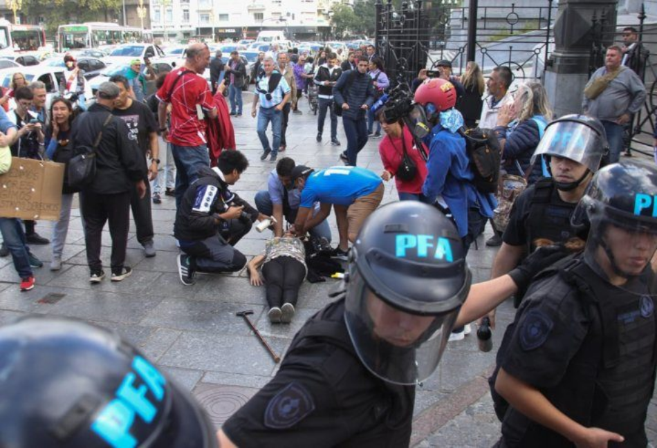 Brutal represión a Jubiladas/os y a los hinchas del fútbol: palos y gases en Argentina